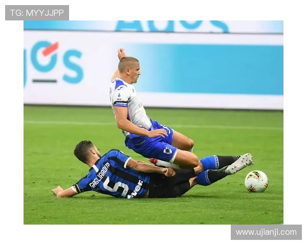 土耳其女边裁遭铲球带倒，情况堪忧